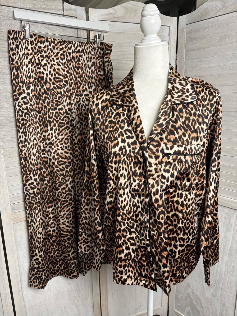 I.N.C. Intimates szM leopard print 2-piece satin pj’s